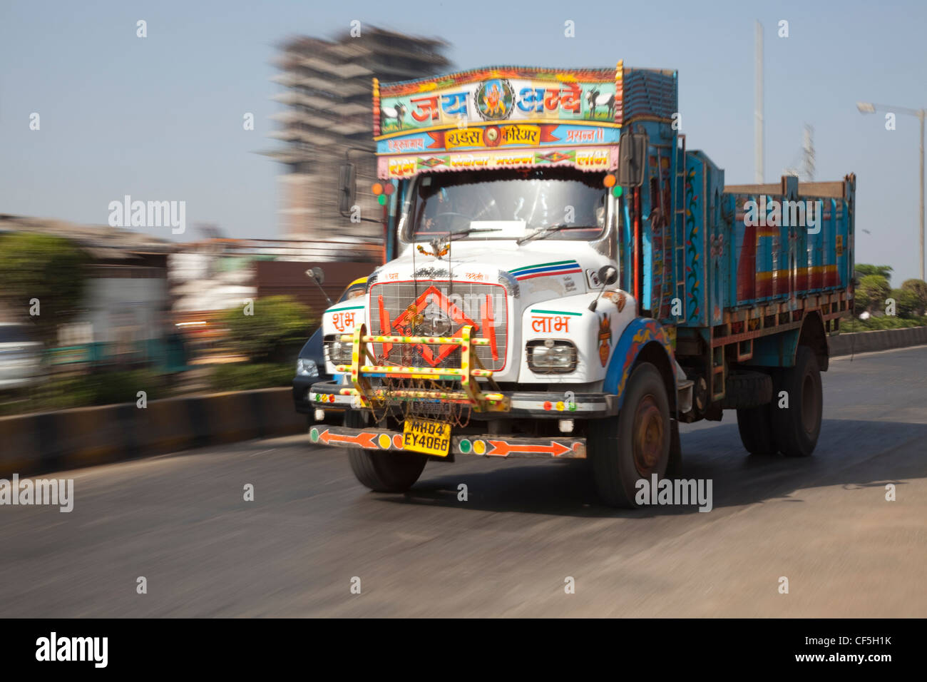 Tata LKW durch Stadt von Mumbai, Indien Stockfoto