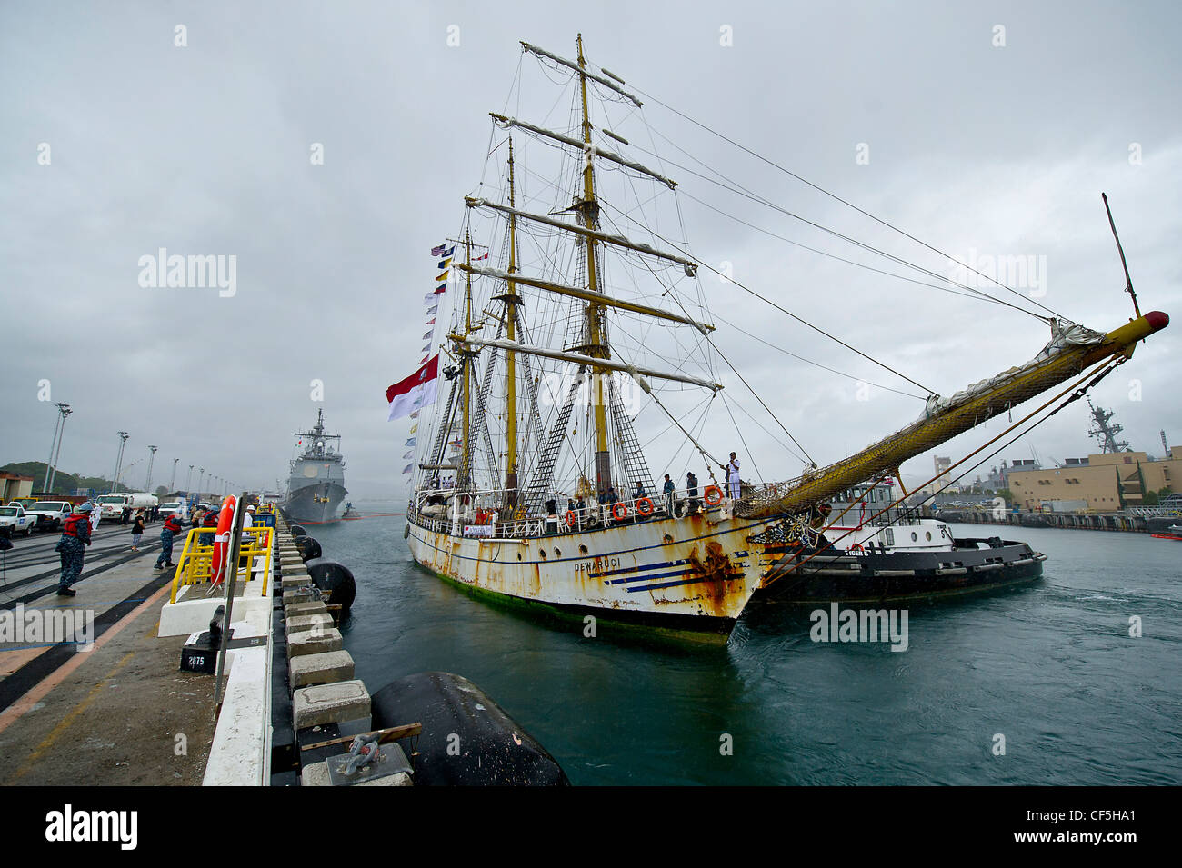 Das indonesische Marine-Großschiff KRI Dewaruci kommt am 29. Februar 2012 zu einem kurzen Hafenbesuch auf der Route auf dem US-Festland an der Joint Base Pearl Harbor-Hickam, Hawaii, an. Dewaruci begann ihre Kreuzfahrt von Surabaya, Ost-Java, Indonesien am 14. Januar, im Rahmen der Internationalen Operation Sail (OpSail) 2012 zum Gedenken an den 200. Jahrestag des Krieges von 1812. Stockfoto