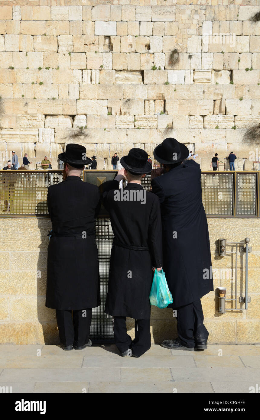 Menschenmassen betet an der Klagemauer, die heiligste Stätte des Judentums außerhalb der Tempelberg in Jerusalem, Israel. Stockfoto