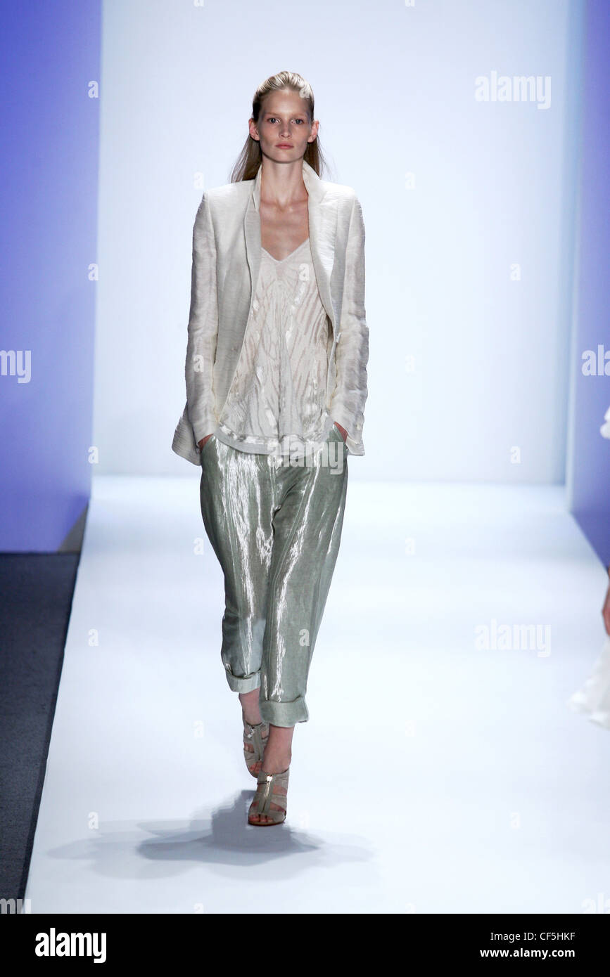 Richard Chai New York bereit zu tragen Frühling Sommer Low Hipster Dreiviertel Länge Silber metallic Hosen Leinen Jacke und Stockfoto