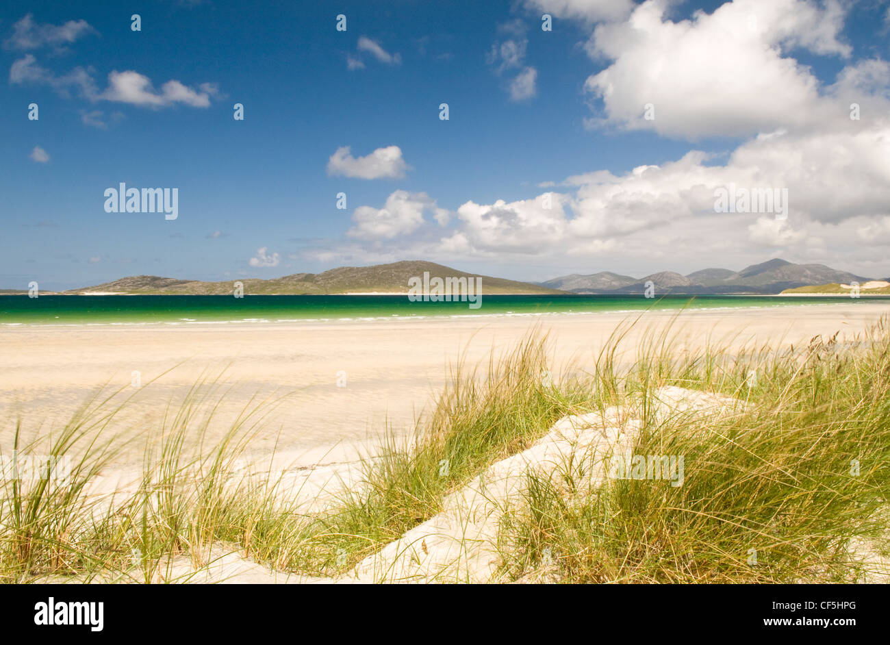 Blick auf das Meer von den Sanddünen am Seilebost Strand auf der Insel Harris. Stockfoto
