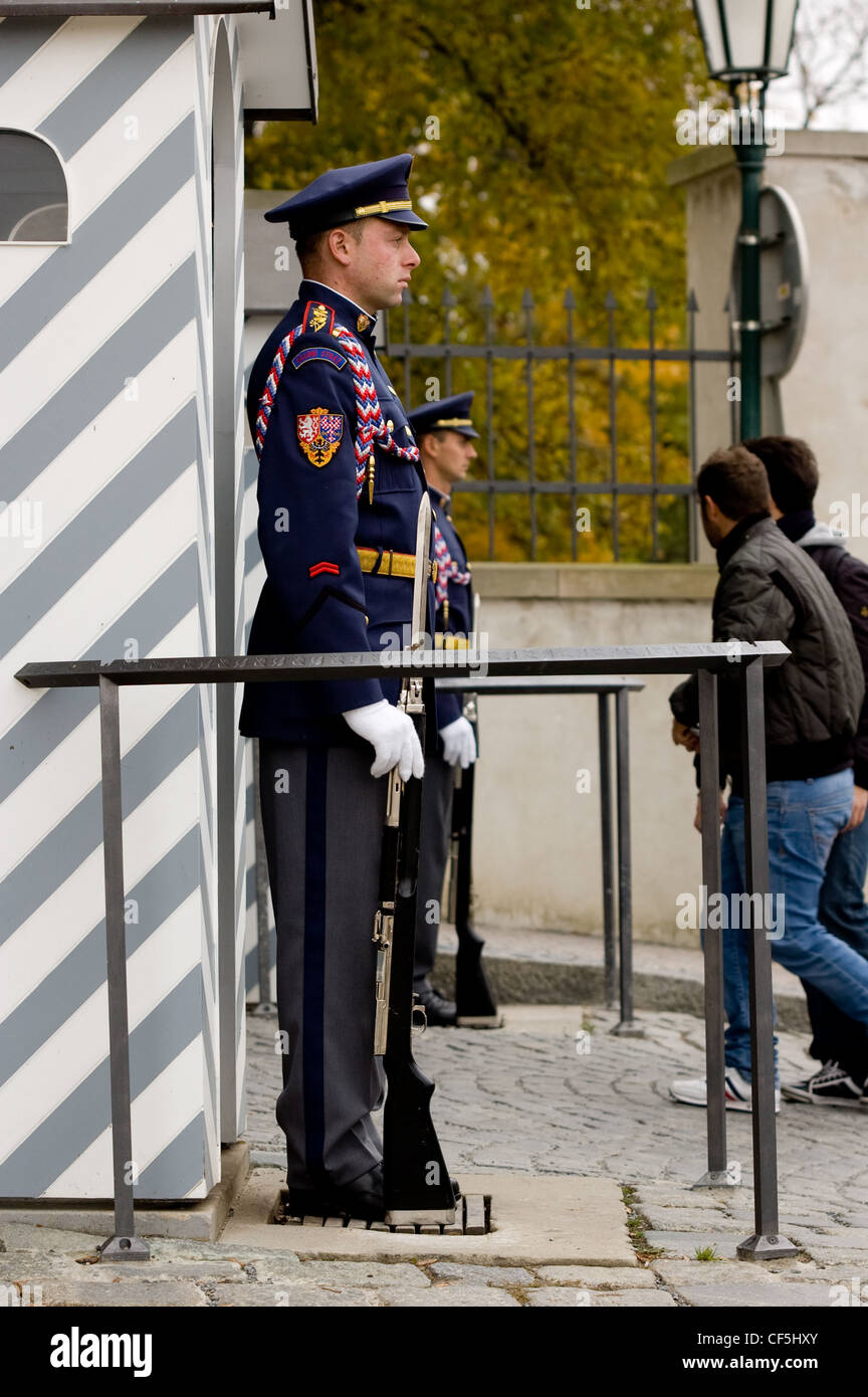 Wachen am Eingang der Prager Burg Stockfoto