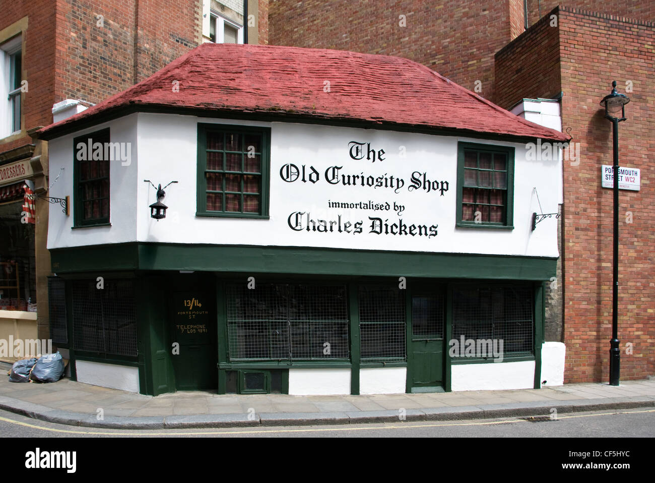 Suchen Sie auf der anderen Straßenseite an der Old Curiosity Shop in Portsmouth Street. Stockfoto