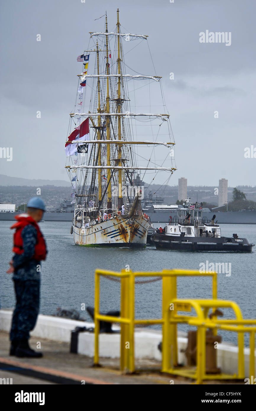 Das indonesische Marine-Großschiff KRI Dewaruci kommt am 29. Februar 2012 zu einem kurzen Hafenbesuch auf der Route auf dem US-Festland an der Joint Base Pearl Harbor-Hickam, Hawaii, an. Dewaruci begann ihre Kreuzfahrt von Surabaya, Ost-Java, Indonesien am 14. Januar, im Rahmen der Internationalen Operation Sail (OpSail) 2012 zum Gedenken an den 200. Jahrestag des Krieges von 1812. Stockfoto