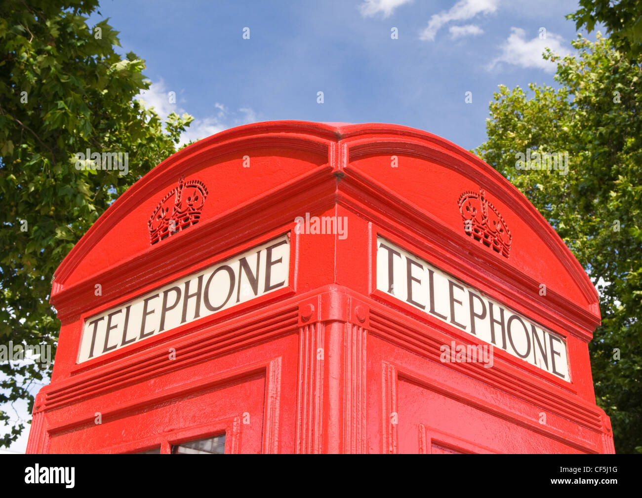 Oben auf eine traditionelle rote Telefonzelle in Notting Hill. Stockfoto