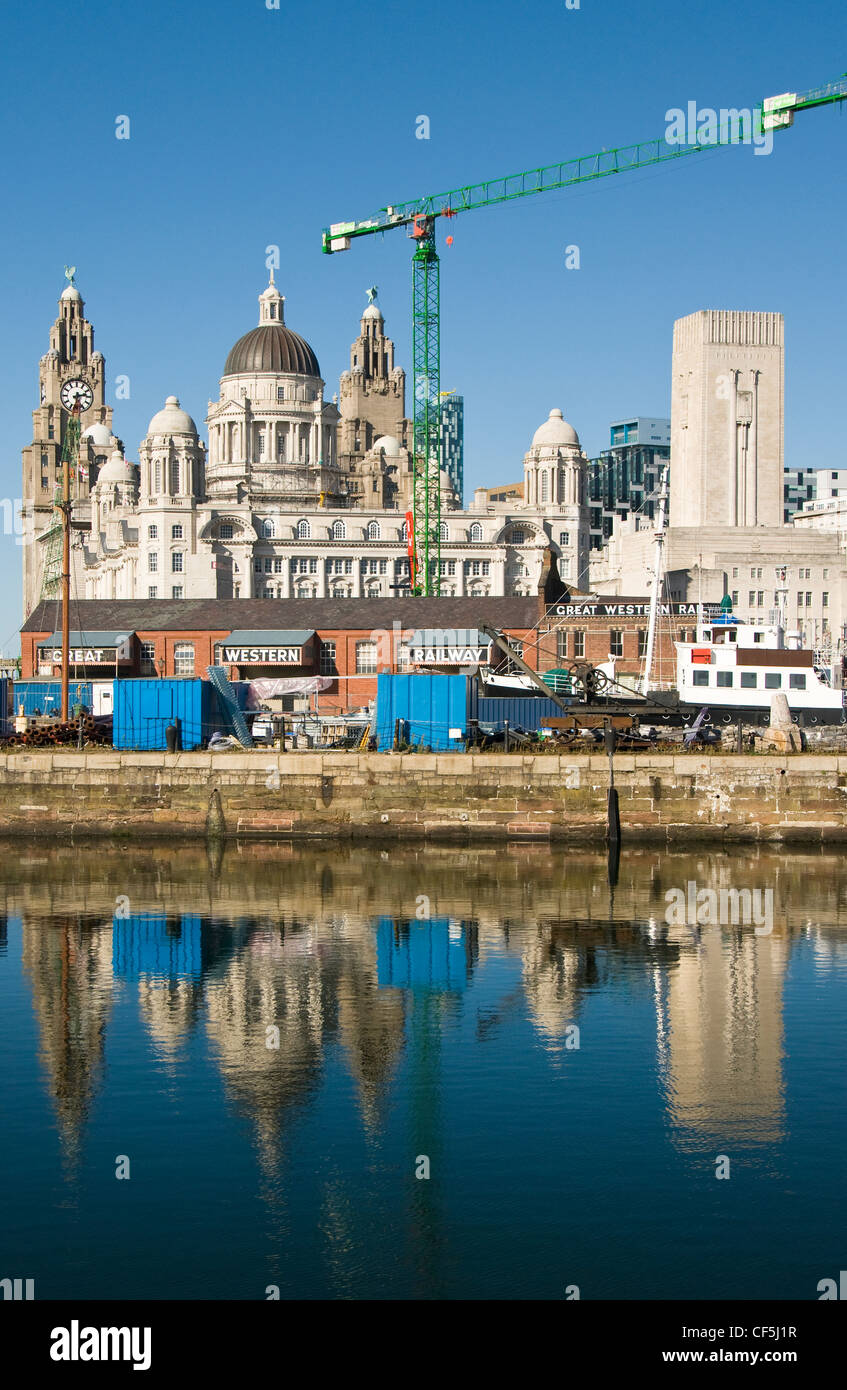 Albert Docks und Waterfront mit dem Royal Liver Building in der Ferne. Stockfoto