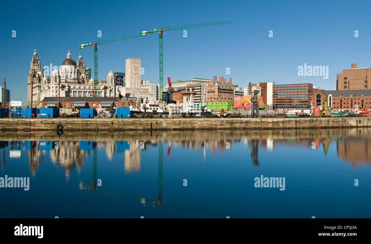 Albert Docks und Waterfront mit dem Royal Liver Building in der Ferne. Stockfoto