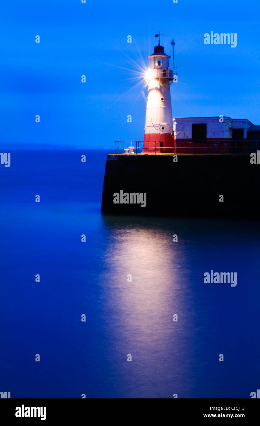 Der Leuchtturm am Ende der Newlyn Pier in der Morgendämmerung. Stockfoto