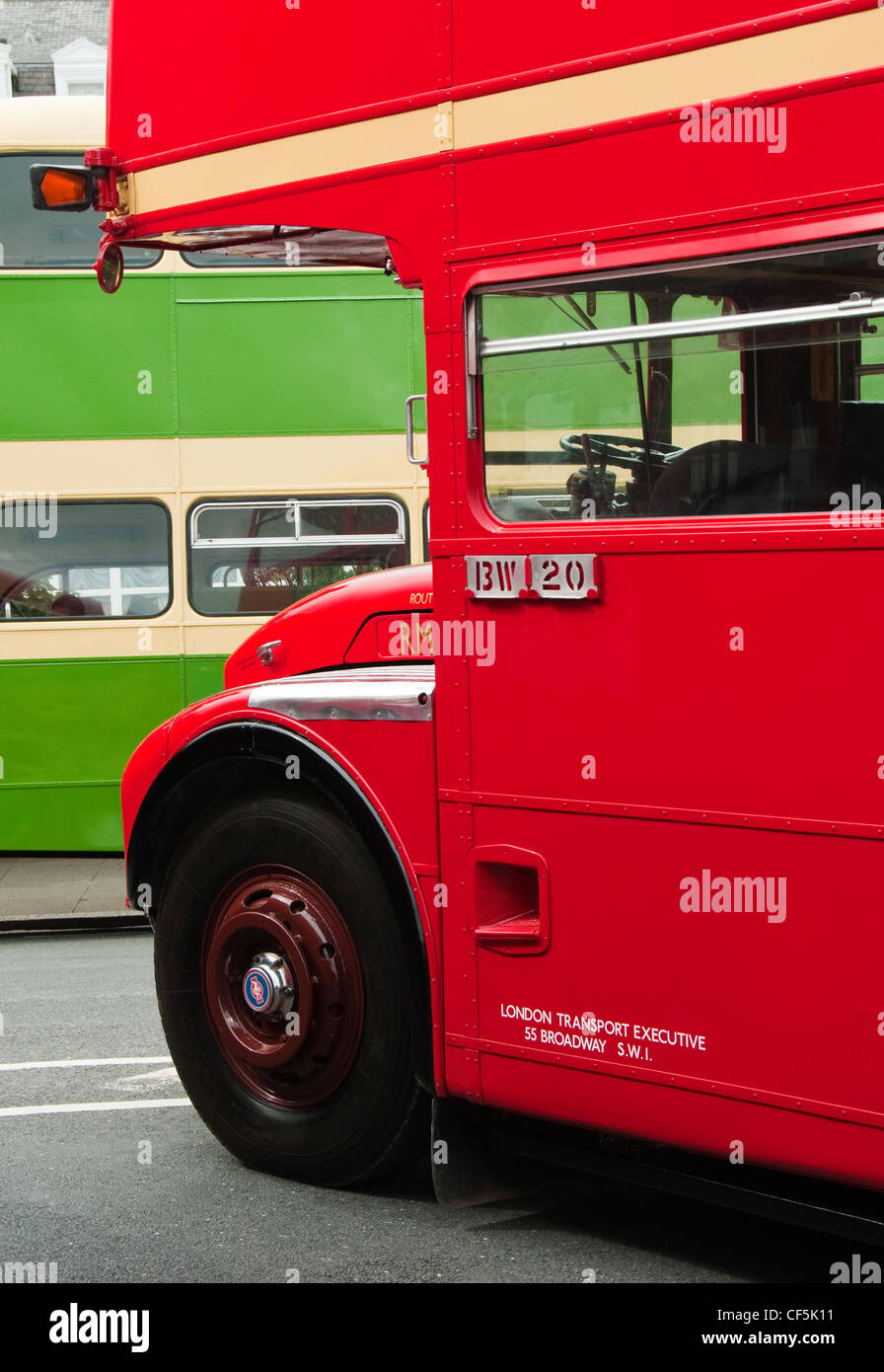 Legendäre Routemaster-Bus auf dem Display an der herrlichen Motoren-Veranstaltung am Meer. Stockfoto