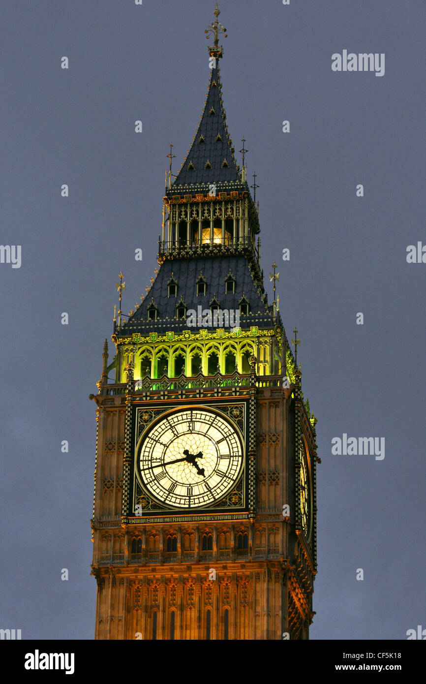 Ziffernblatt der Big Ben, eines der berühmtesten Wahrzeichen Londons, in der Dämmerung. Stockfoto