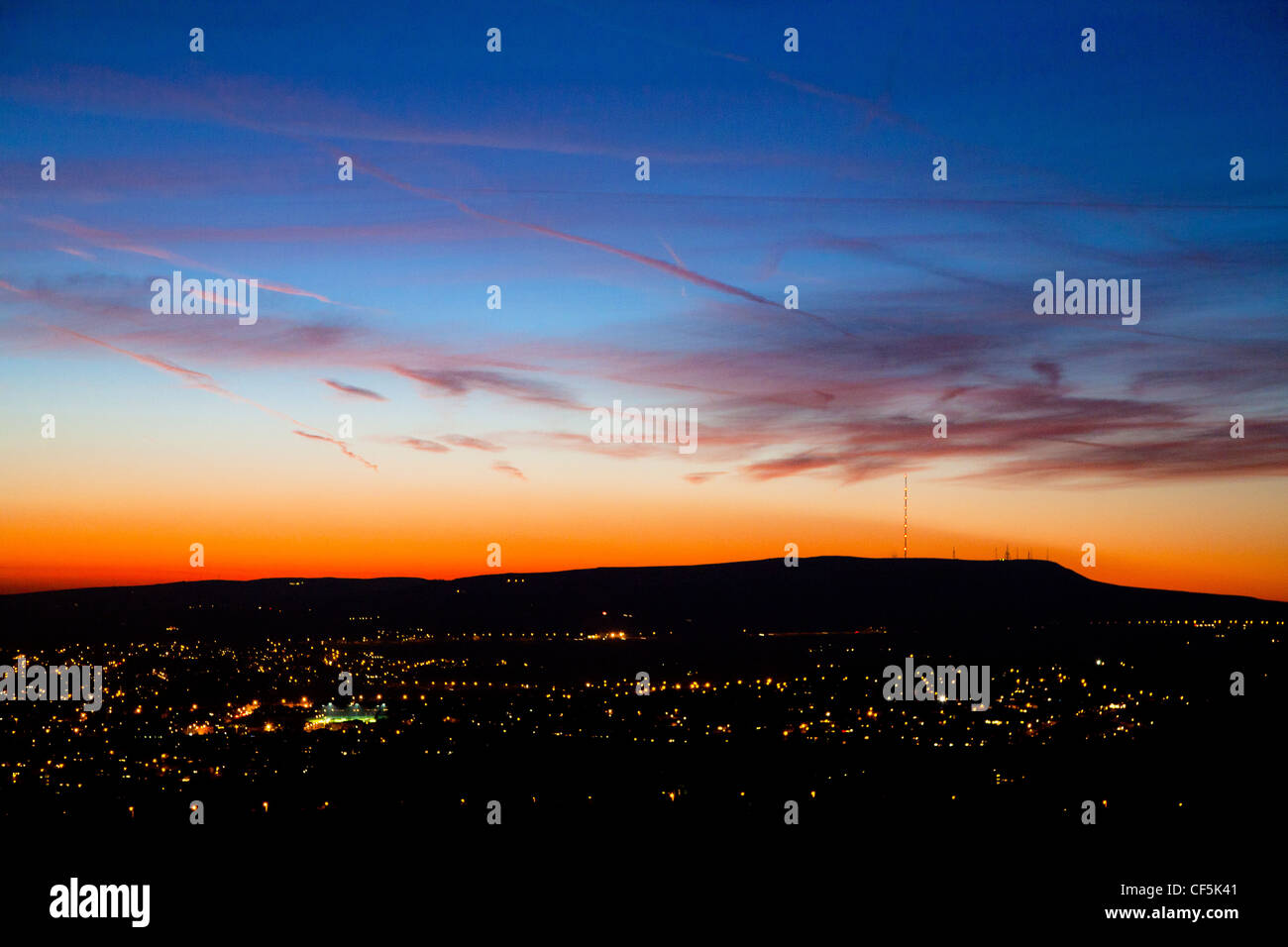 Der Winter Hill Sendestation mit Blick auf Bolton. Der Mast ist 309m hoch, so dass es eines der höchsten Bauwerke in Großbritannien Stockfoto