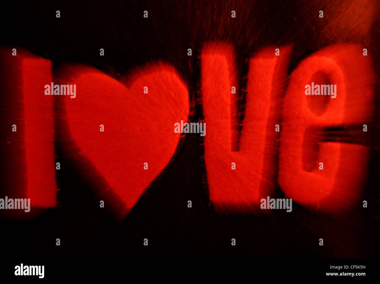 Ein Detailbild der eine rote Liebe-Applikation auf schwarzem Filz Handtasche Stockfoto