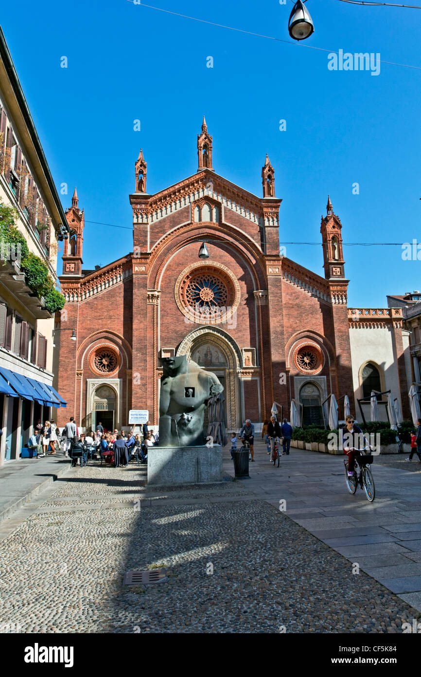 Kirche von Santa Maria del Carmine mit Sculture Igor Mitoraj, Mailand, Lombardei-Italien Stockfoto