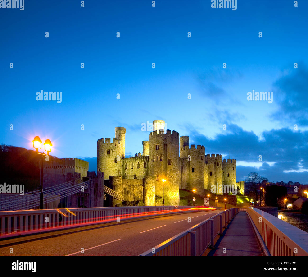 Conwy Castle leuchtet in der Dämmerung. Die Burg war ein wichtiger Teil von König Edward i. Plan der umliegenden Wales in "ein eiserner Ring von c Stockfoto