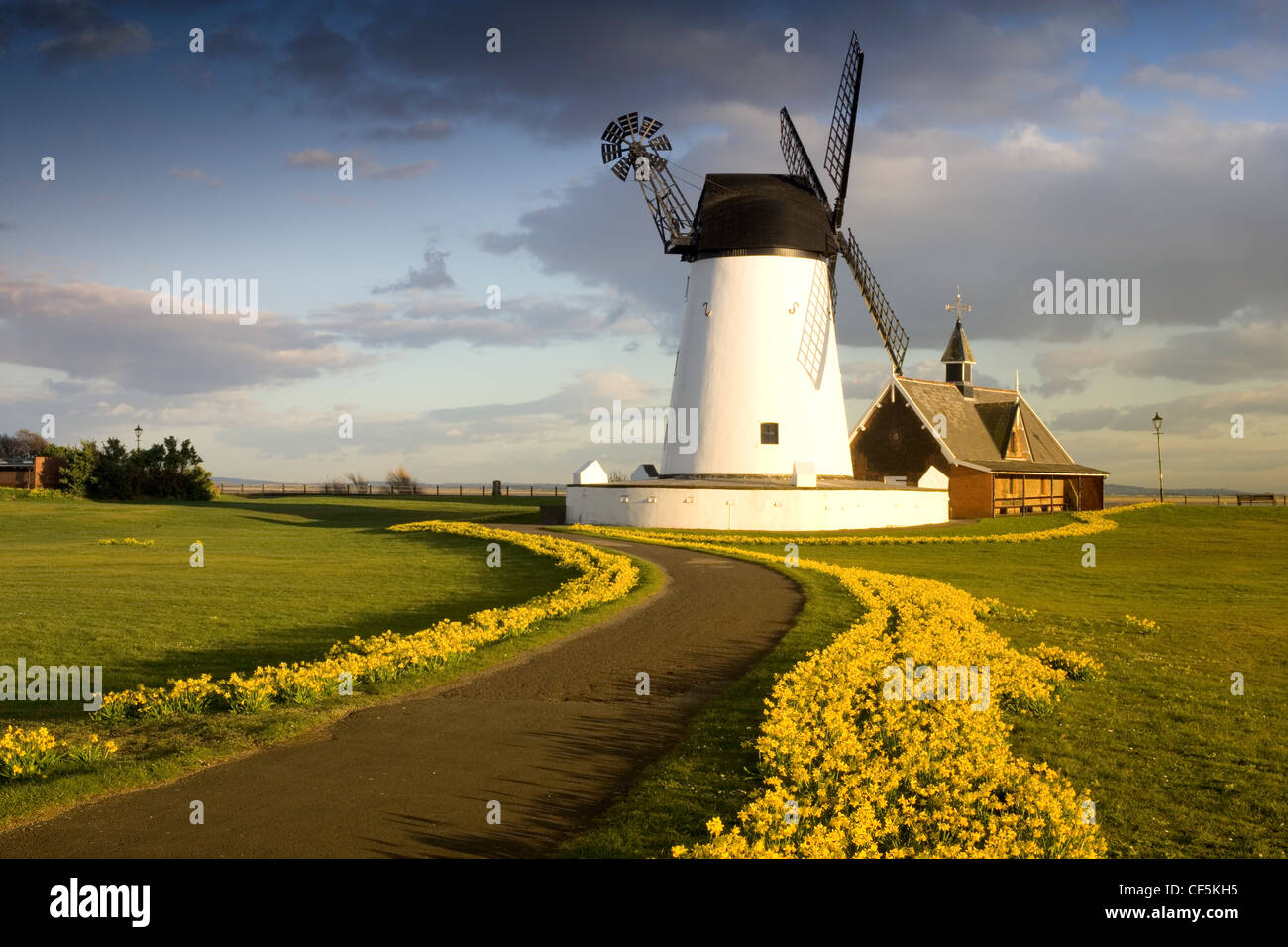 Die Windmühle und die ehemaligen RNLI-Rettungsstation in Lytham St Annes. Vergangener Zeiten und die bewegte Vergangenheit der Stadt ist eindeutig hinsichtlich Stockfoto