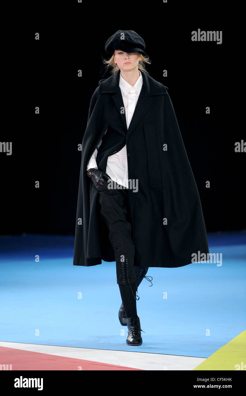 Adidas beschnitten Yohji Yamamoto New York bereit, langen Umhang tragen Herbst Winter Monochrom über weißes Hemd, Lederhandschuhe, Stockfoto