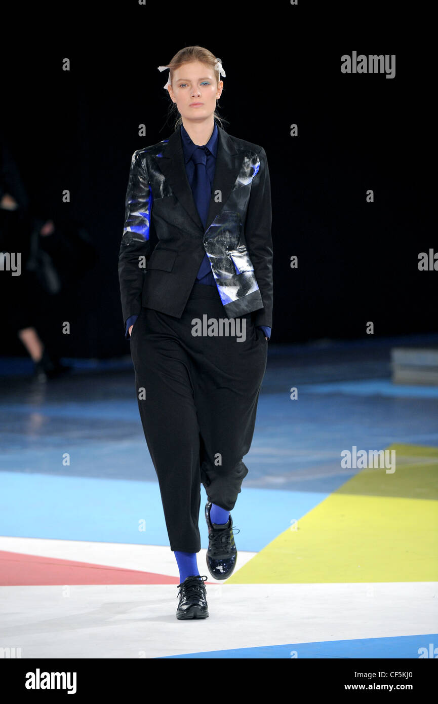 Adidas Yohji Yamamoto New York bereit zu tragen-Herbst-Winter-Krawatte und  Farbstoff Blazer über schwarze konische baggy Hosen und laceup  Stockfotografie - Alamy