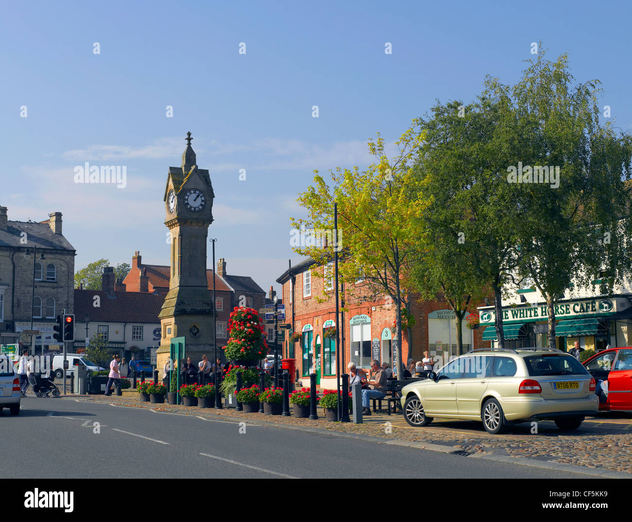 Der Uhrturm im Marktplatz in der kleinen Marktstadt Thirsk. Stockfoto