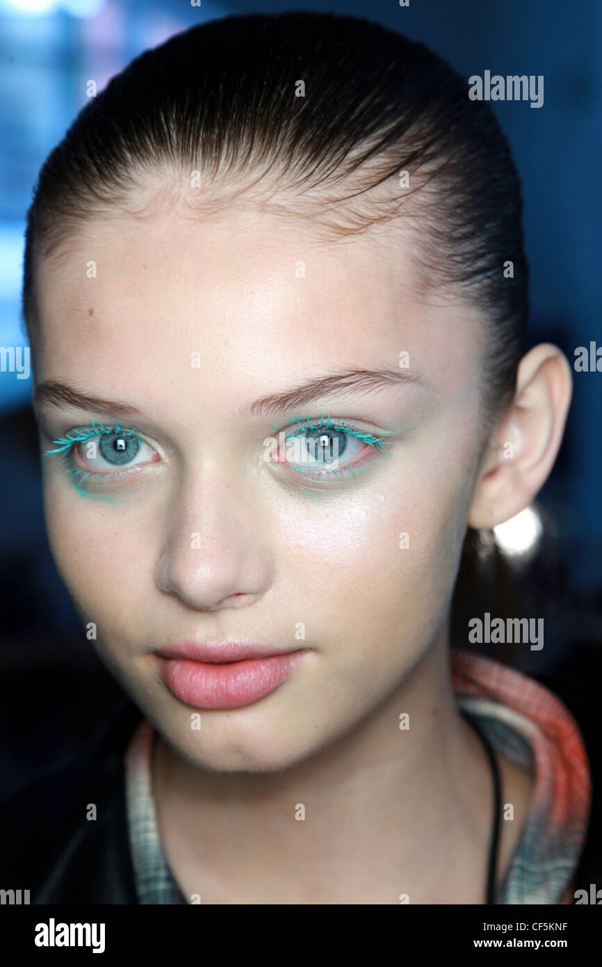 DKNY Backstage Schönheit New York bereit zu tragen Frühling Sommer Kopf Schuss von Weibchen tragen schwere türkisfarbene Mascara, Haare zurück gebunden Stockfoto