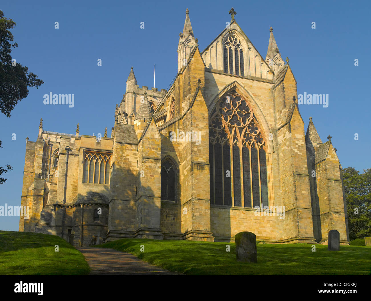 Ostfassade Fassade der Kathedrale von Ripon, einer der ältesten Plätze der kontinuierlichen christlichen Gottesdienstes in Großbritannien. Stockfoto
