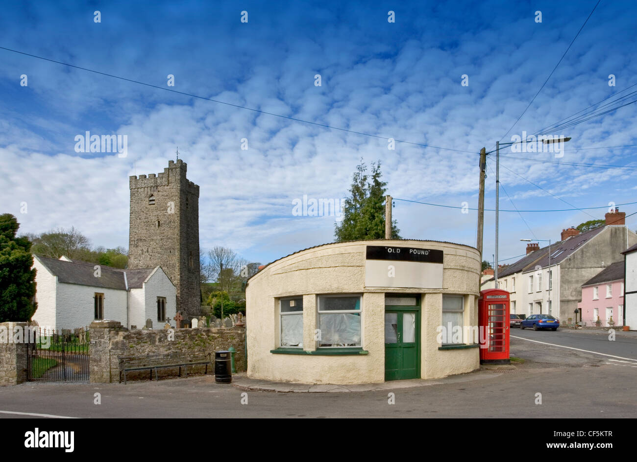 Eine alte rote Telefonzelle und alte Pfund Shop in Llansteffan. Llansteffan ist ein verschlafener Ort an der Mündung des Flusses Towy über Stockfoto Eine alte rote Telefonzelle und alte Pfund Shop in Llansteffan. Llansteffan ist ein verschlafener Ort an der Mündung des Flusses Towy über Stockfoto