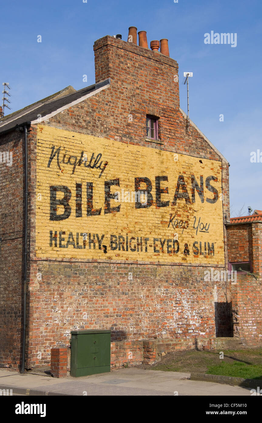 Alte Werbung Horten für Galle Bohnen auf der Seite ein Backsteinbau. Stockfoto