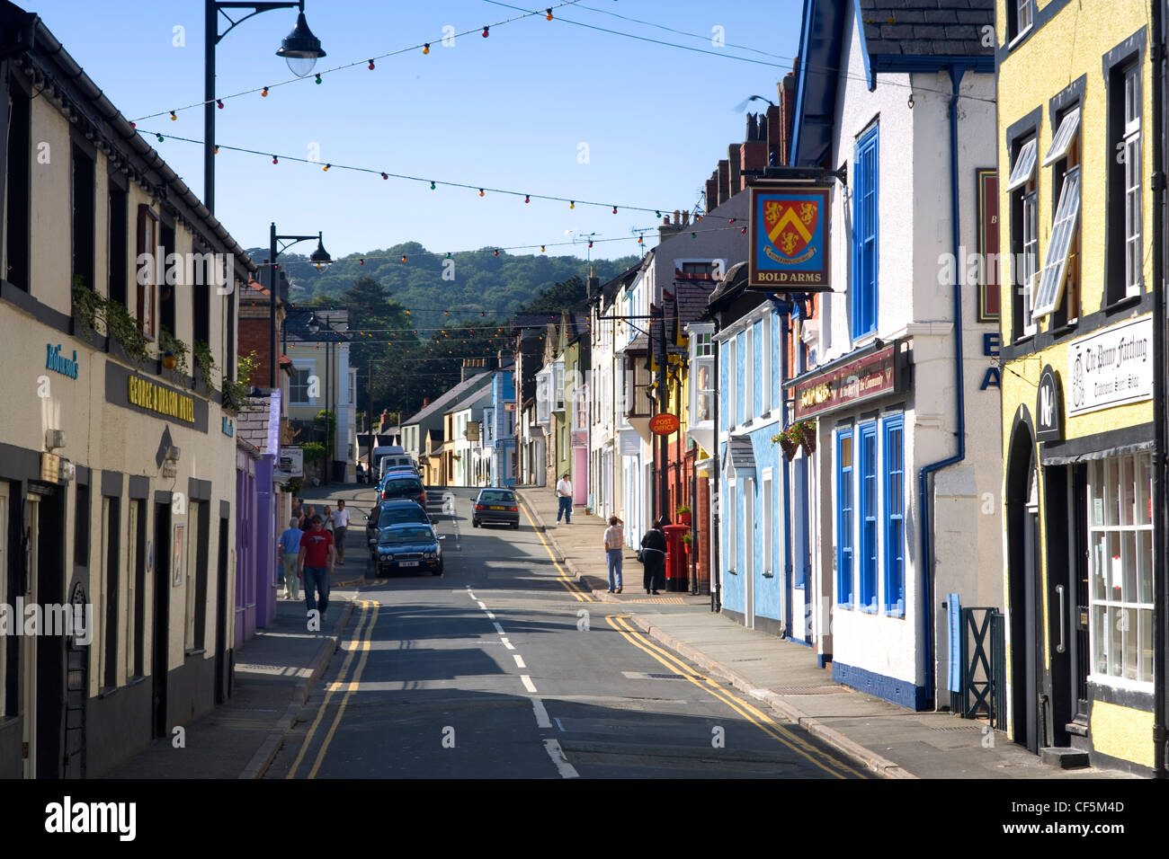 Die Fett Arme und einen Blick nach unten Church Street. Beaumaris ist Anhistoric Stadt an der Menai Strait mit seiner mittelalterlichen Burg aus dem ba Stockfoto