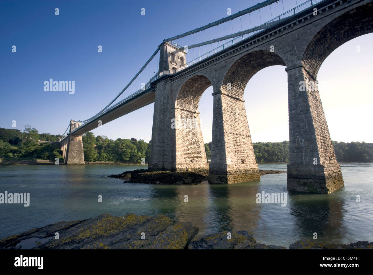 Die Menai-Brücke und die Menai Strait. Dies war die erste eiserne Hängebrücke dieser Art in der Welt, eröffnet am 30. Jan 18 Stockfoto