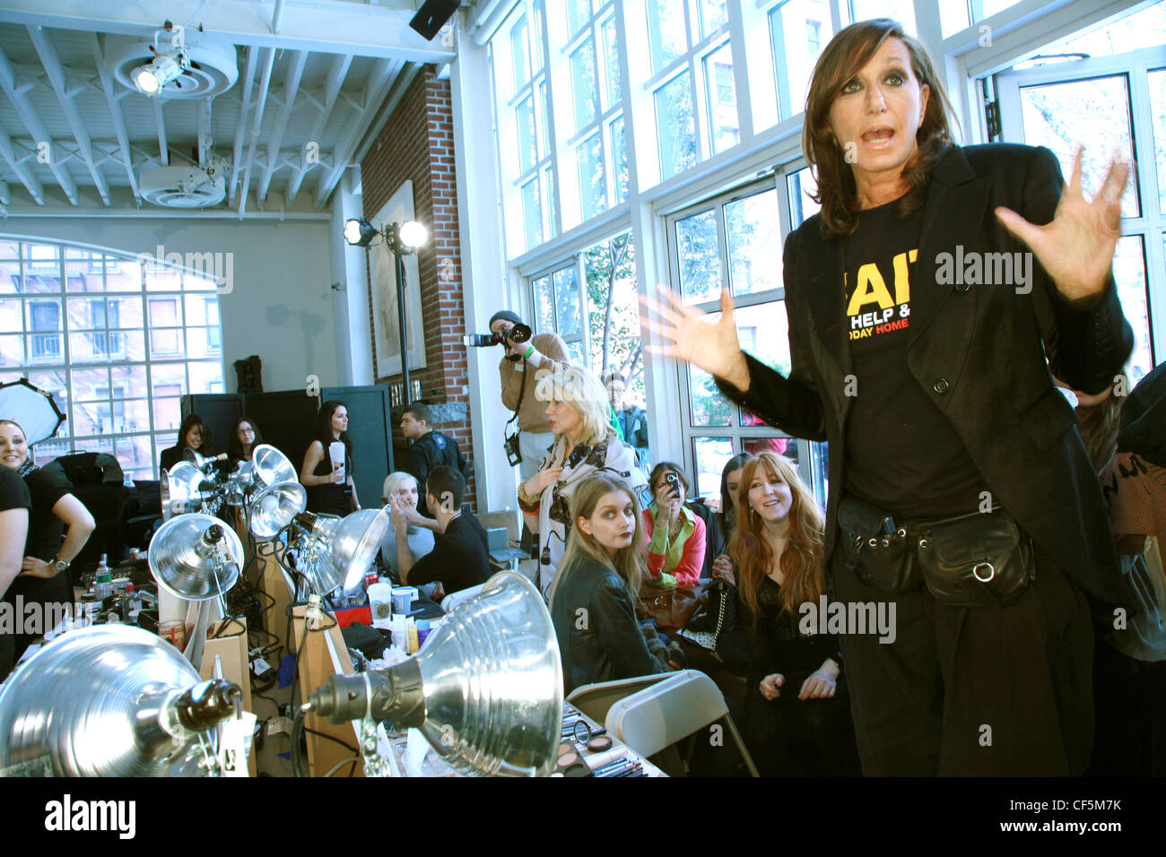 DKNY Backstage New York bereit zu tragen-Herbst-Winter-Mode-Designerin Donna Karan Stockfoto