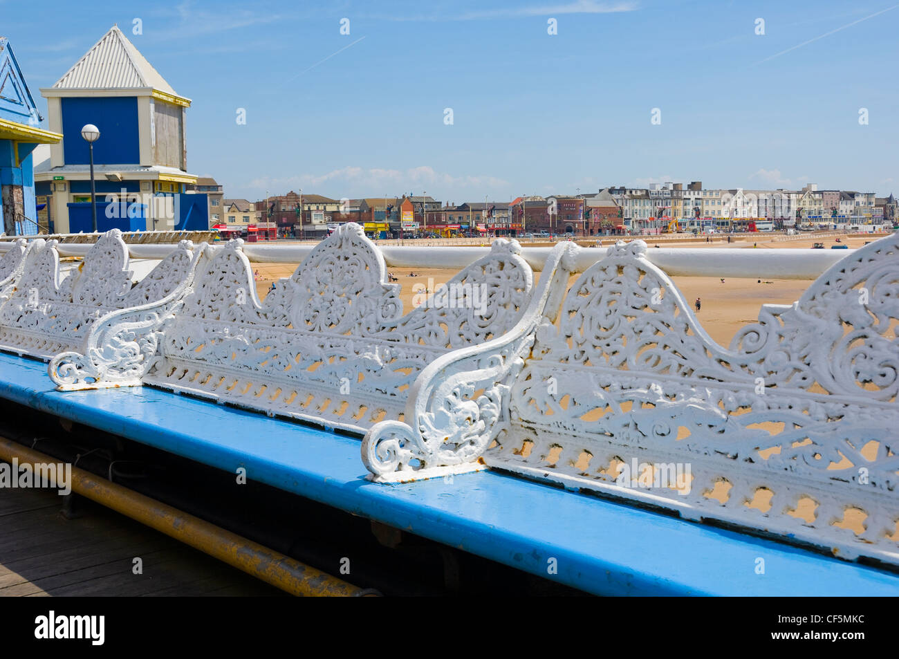 Reich verzierte dekorative Sitzgelegenheiten auf dem zentralen Pier in Blackpool. Stockfoto