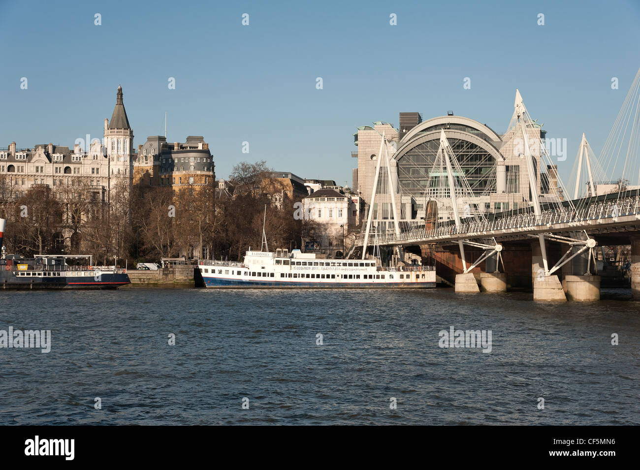 RS Hispaniola Schiff vor Anker neben Bahnhof Charing Cross, Embankment gegensätzlichen mit Thames und Hungerford Bridge Stockfoto