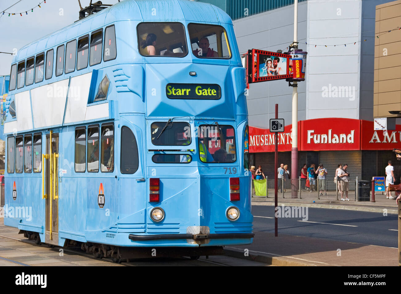 Eine elektrische Straßenbahn, die Reisen der goldenen Meile in Blackpool. Stockfoto