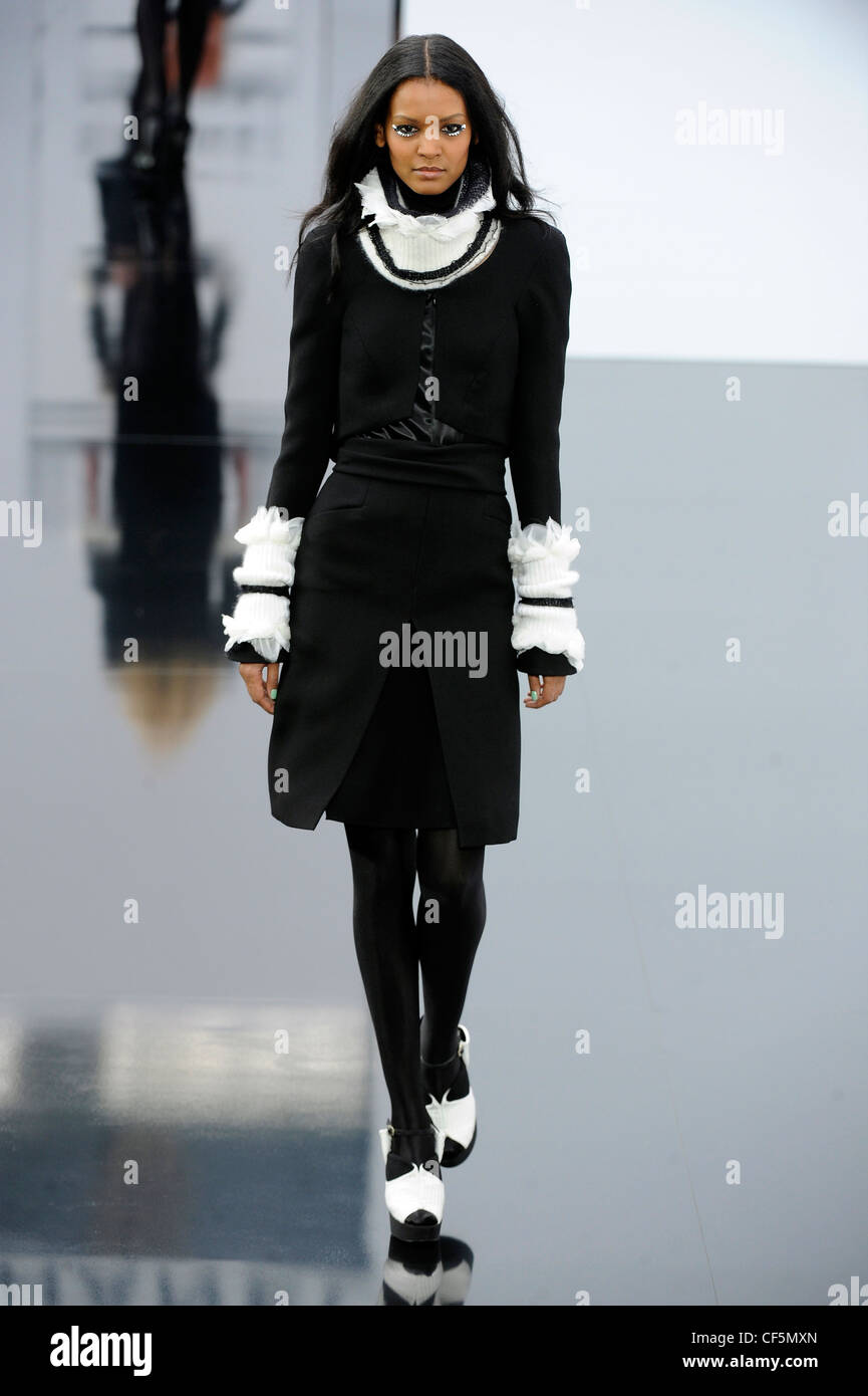 Chanel Paris bereit, tragen Herbst Winter Rock Anzug schwarz Rüschen Hals  und weißen altertümlichste Ärmeln, schwarze Strumpfhose, schwarz  Stockfotografie - Alamy