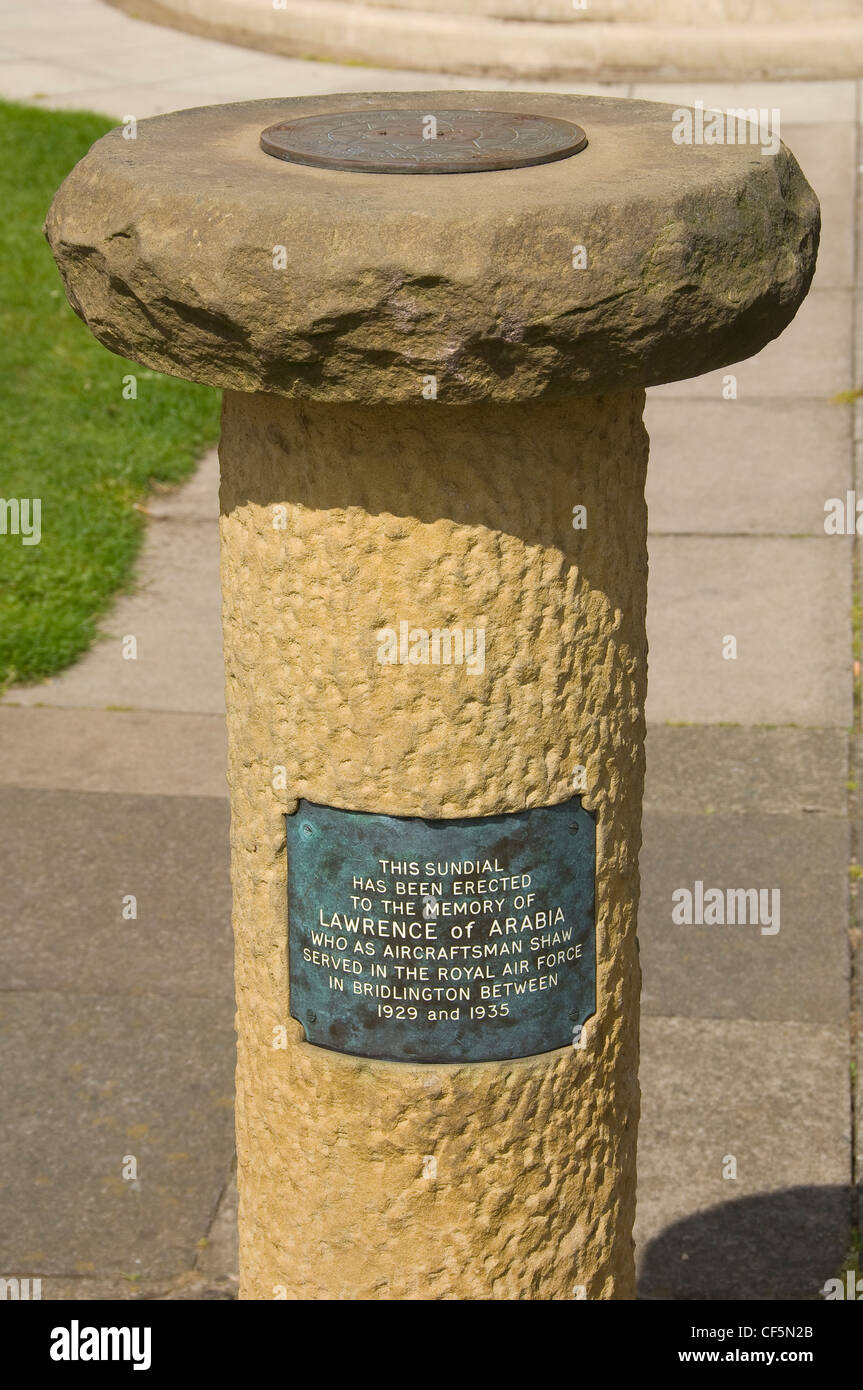 Sonnenuhr in den South Cliff Gärten in Bridlington, die Erinnerung an T E Shaw, besser bekannt als Lawrence von Arabien, die in B gedient Stockfoto