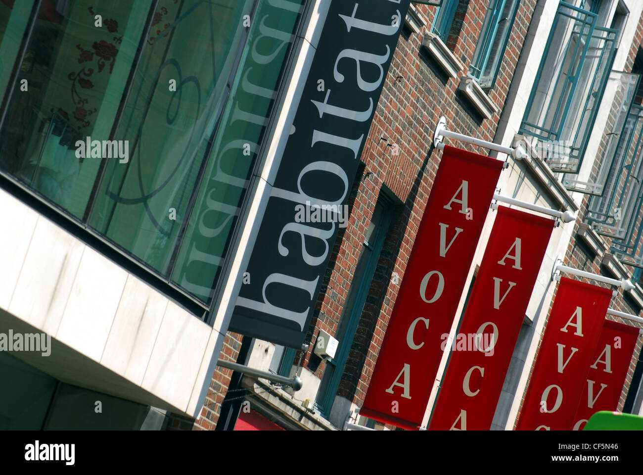 Die Banner hängen vor den Geschäften in der Grafton Street in Dublin. Stockfoto