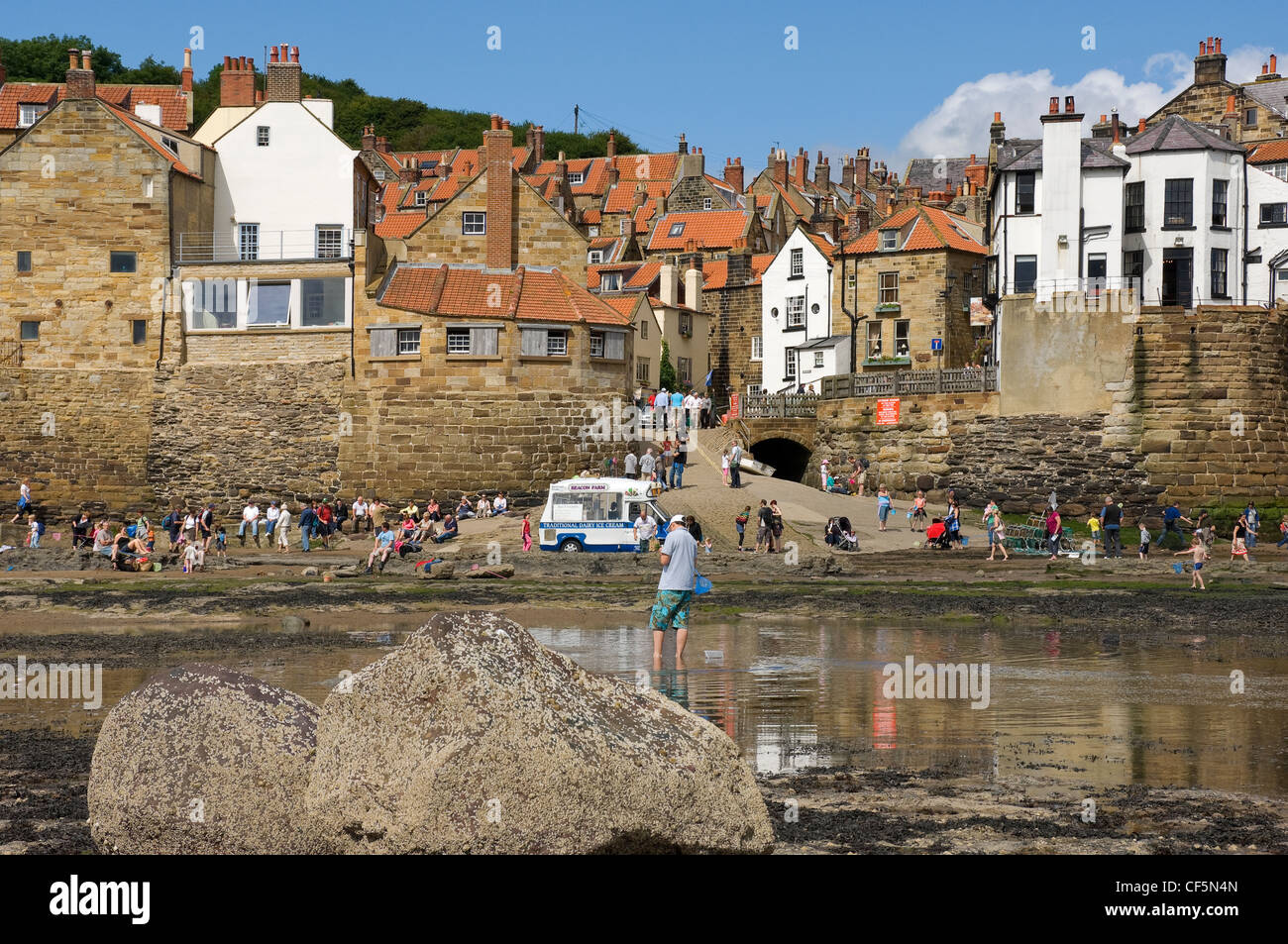 Die Küste bei Robin Hoods Bay. Das Dorf markiert das Ende der Wainwright Coast to Coast Walk über den Nordenglands whi Stockfoto