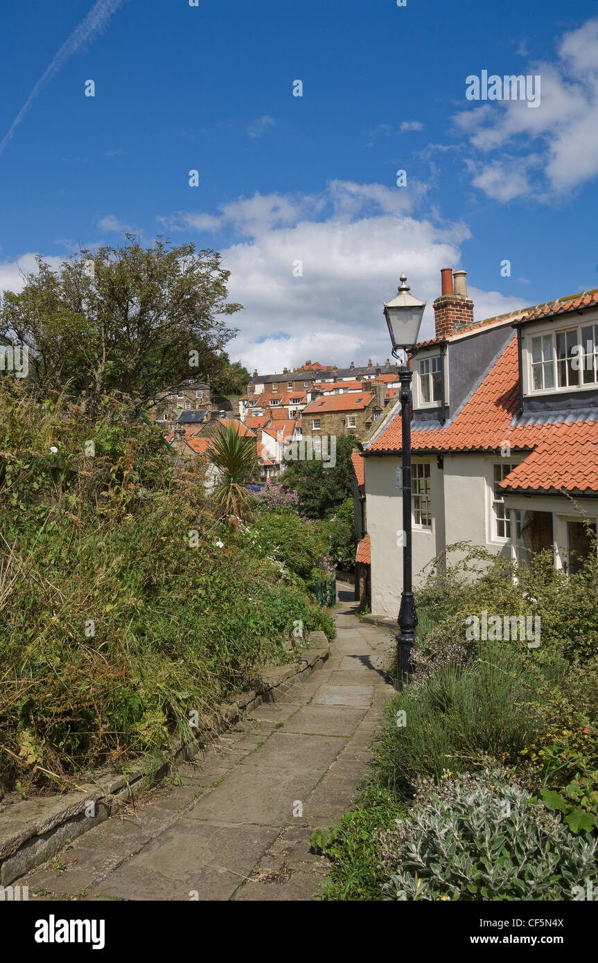 Häuser und engen Gassen von Robin Hoods Bay. Das Dorf markiert das Ende der Wainwright Coast to Coast Walk über den Norden Stockfoto