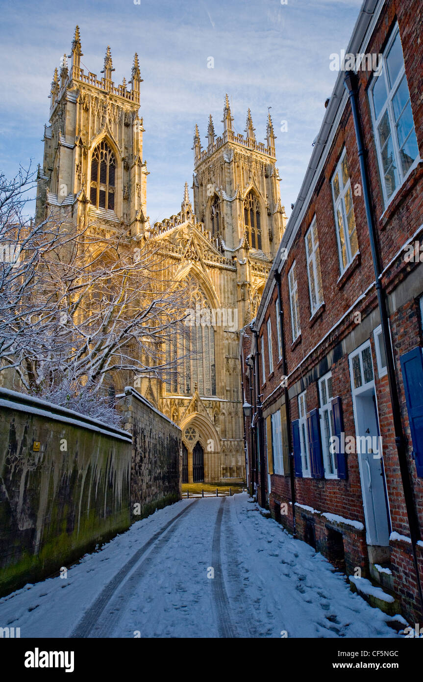 Das West End des York Minster, eines der größten gotischen Kathedralen in Nordeuropa, angesehen vom Vorsänger Hof in s abgedeckt Stockfoto