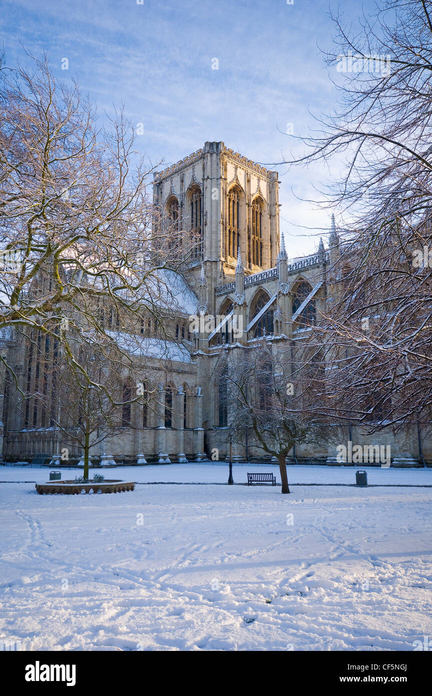 Schnee bedeckt den Boden von Deans Park und York Minster, eines der größten gotischen Kathedralen in Nordeuropa. Stockfoto