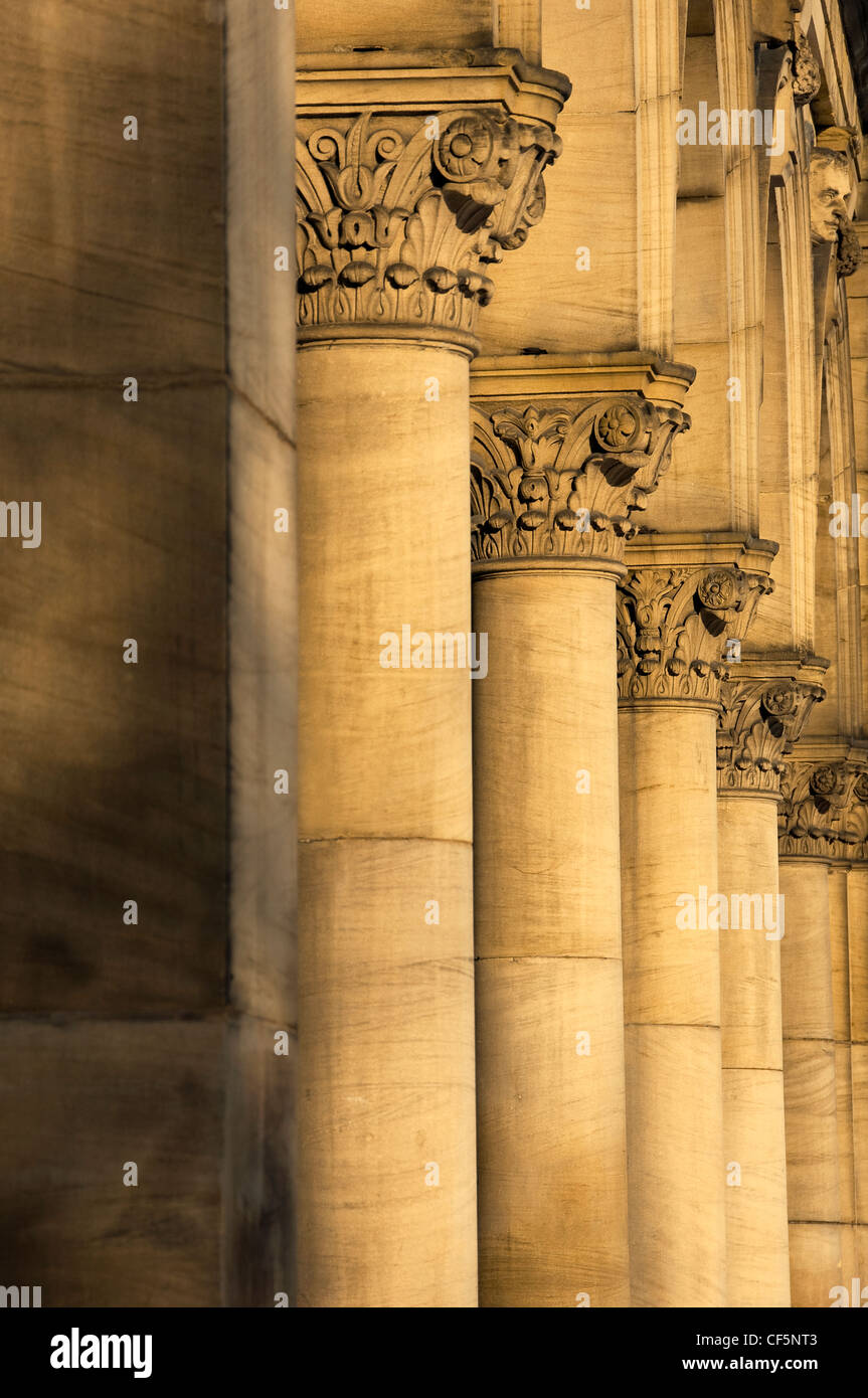 Reich verzierte steinerne Säulen außen York Kunstgalerie in Messeplatz. Stockfoto