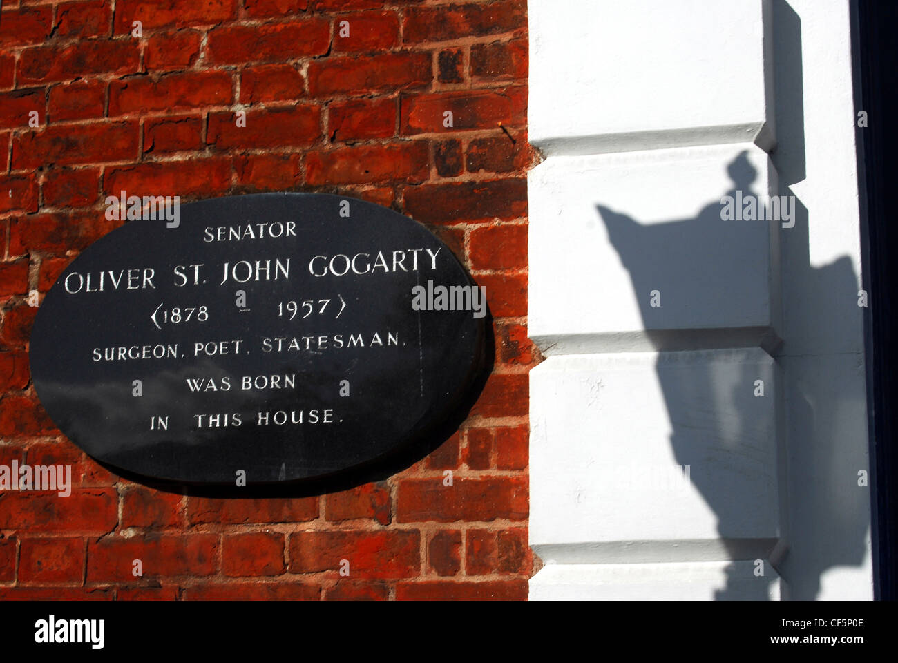 Eine Gedenktafel für Oliver Gogarty am Parnell Square in Dublin. Stockfoto