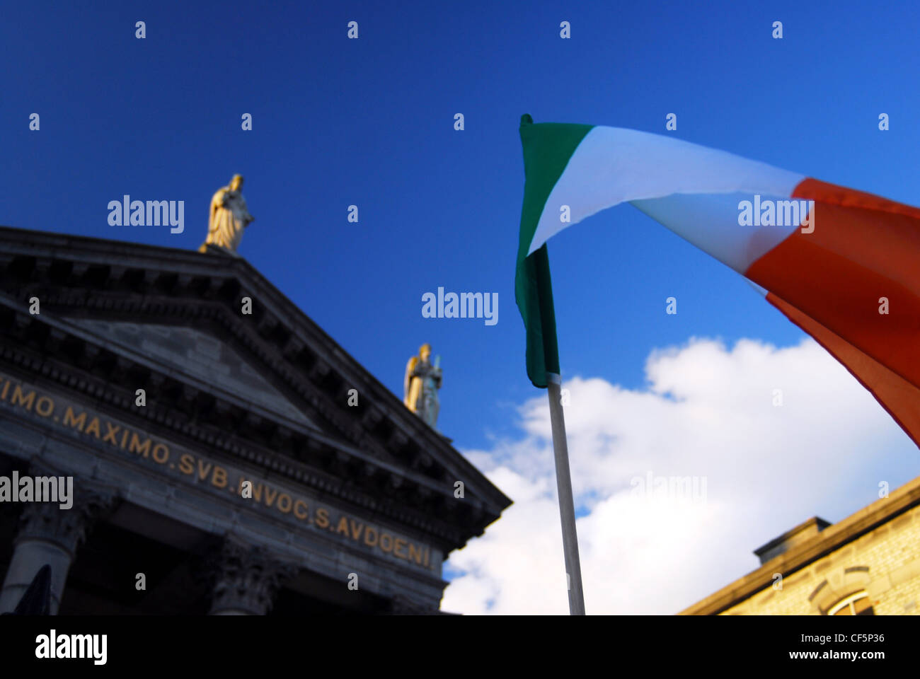 Eine irische Flagge fliegende außerhalb St. Audoen Kirche in Dublin. Stockfoto