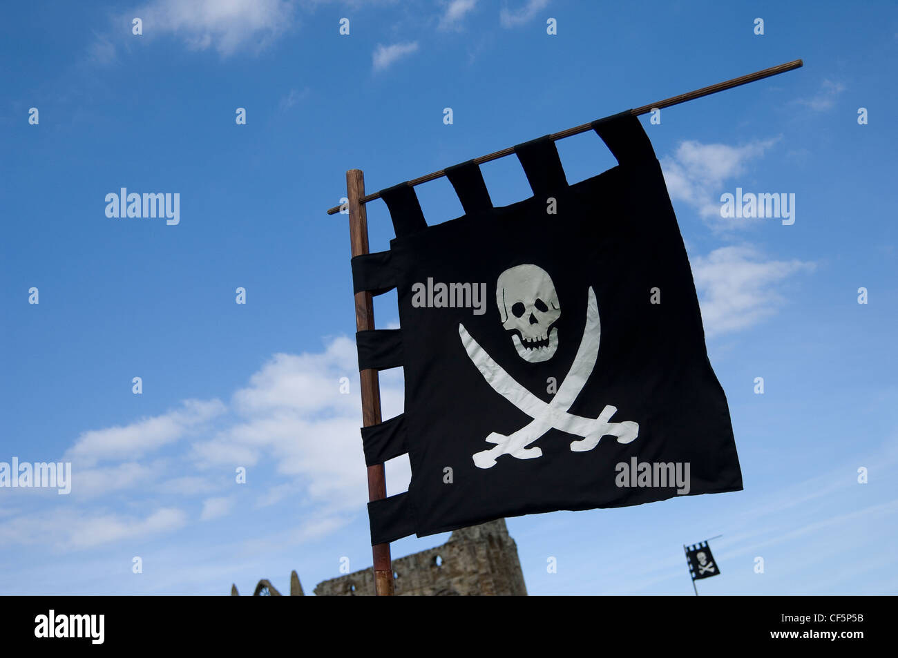 Schädel und gekreuzten Knochen Piratenflagge. Stockfoto