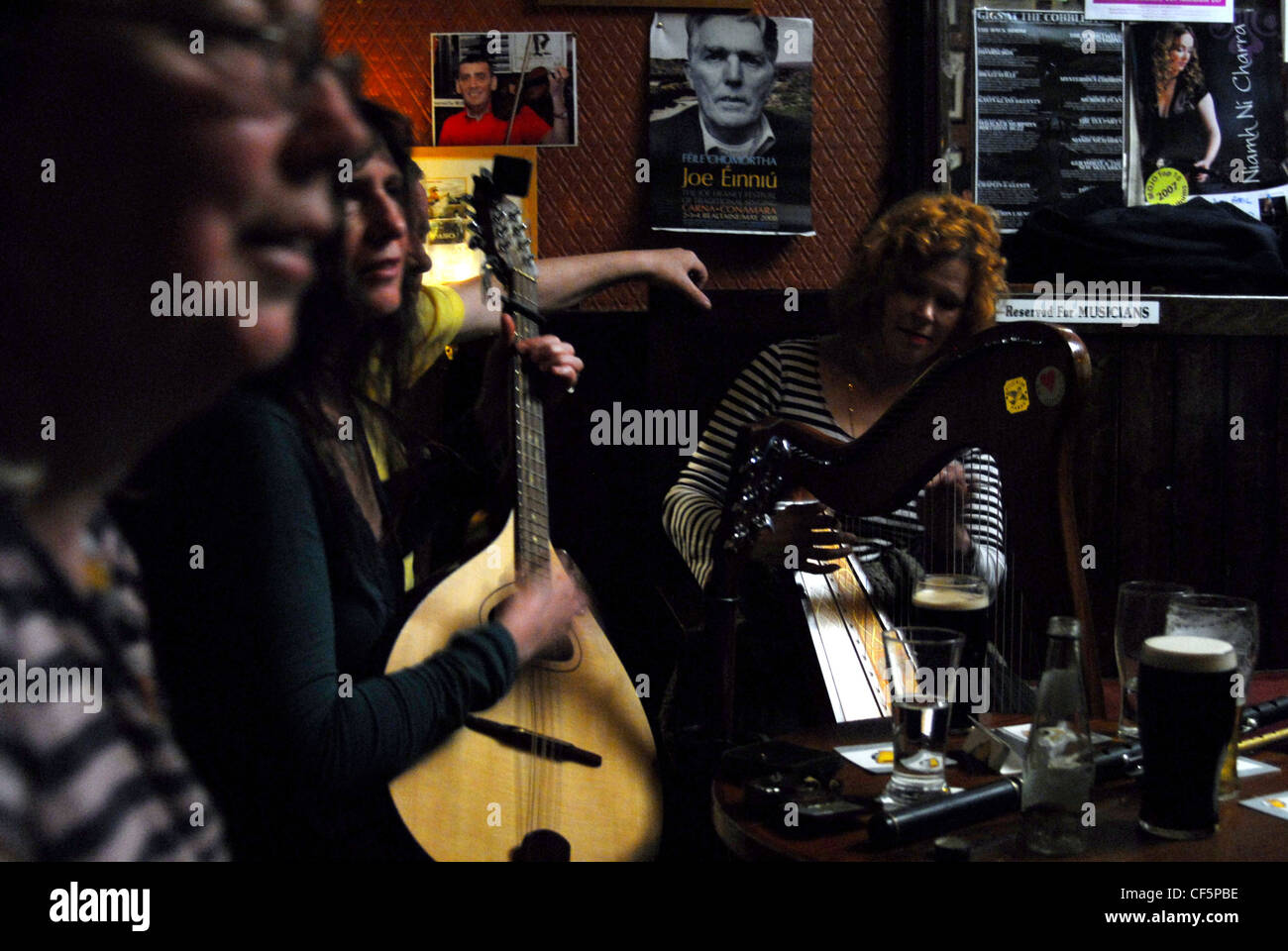 Traditionelle irische Musiker im Kopfsteinpflaster Pub in Dublin. Stockfoto