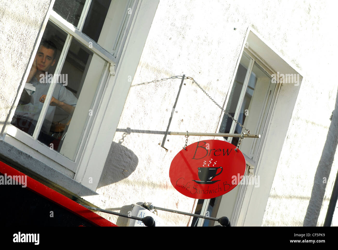 Nach oben auf das roten Zeichen eines Cafes in zentralen Cork. Stockfoto