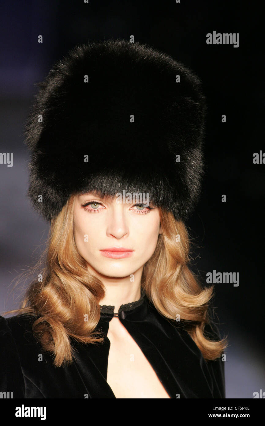 Nationale Paris bereit, russische Pelzmütze tragen Herbst Winter schwarz Kostüm Stockfoto
