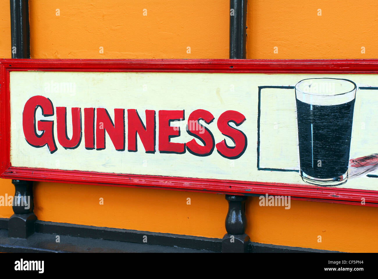 Nahaufnahme eines Guinness-Zeichens vor einem Pub in zentralen Cork. Stockfoto