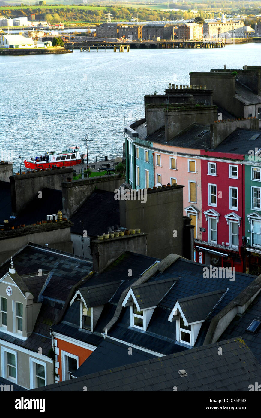 Ein Blick über Cobh in Richtung Hafen in der Grafschaft Cork. Stockfoto