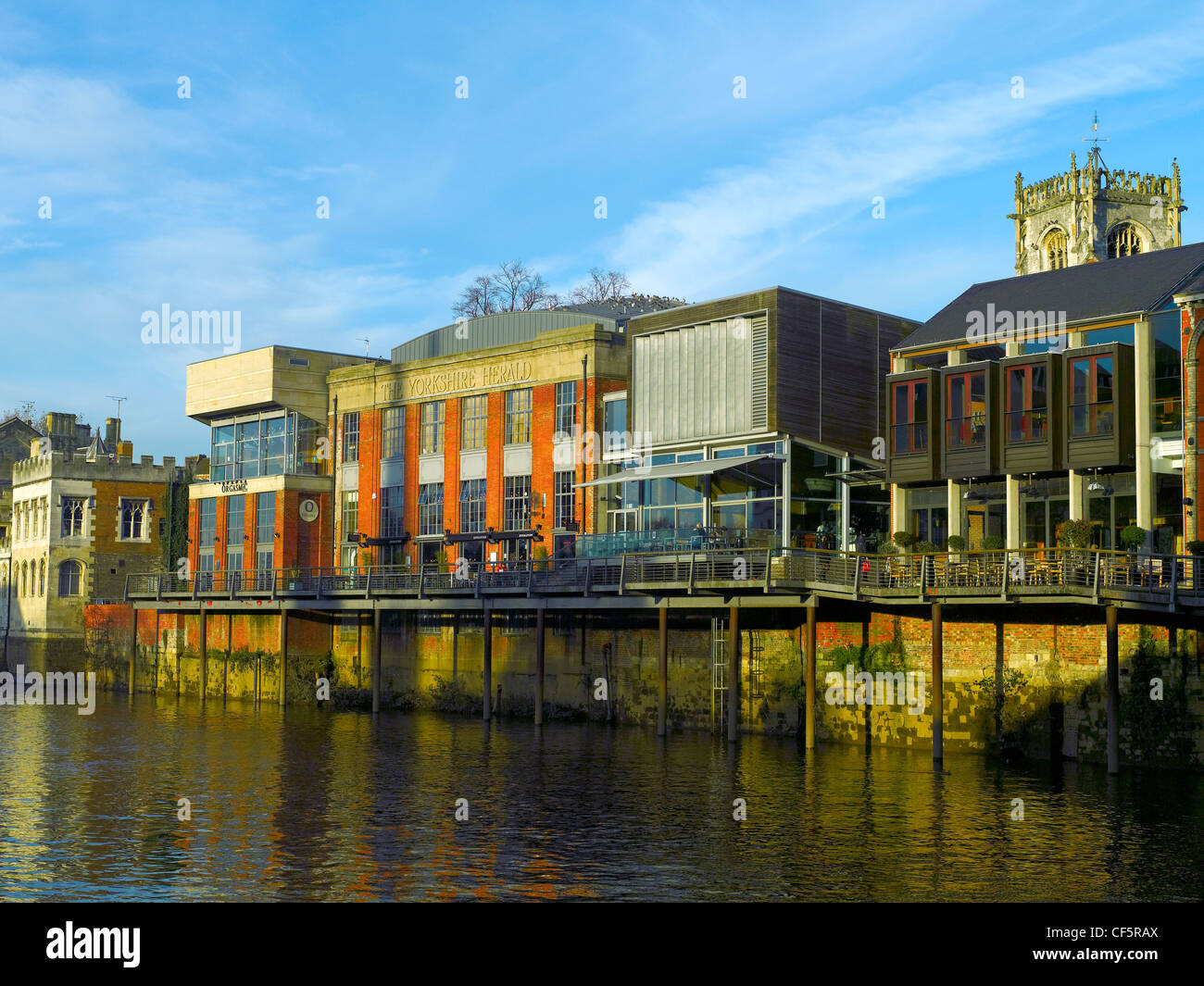 York Guildhall und am Flussufer Bars entlang dem Fluss Ouse in York. Stockfoto
