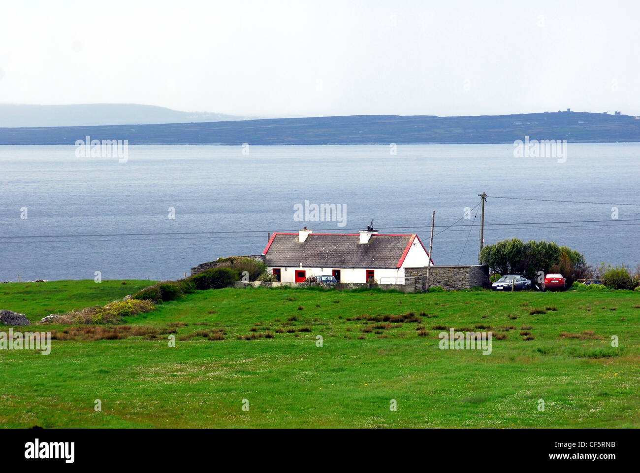 Ein Blick in Richtung eines typischen Hauses in The Burren. Stockfoto